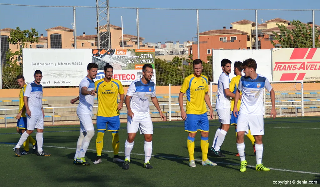 defensa del cd llosa ante los delanteros del denia