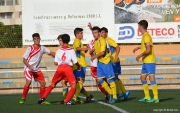 delanteros del juvenil del denia al remate
