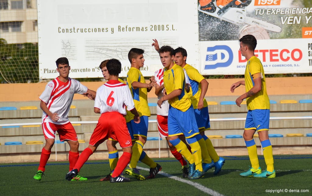 delanteros del juvenil del denia al remate