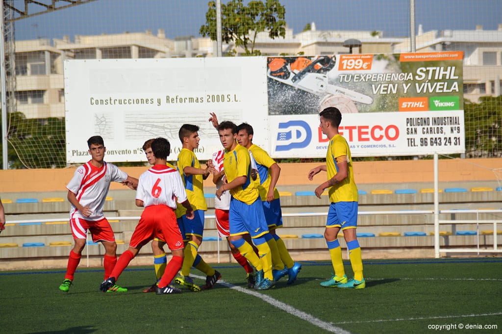 delanteros dianenses buscando el remate