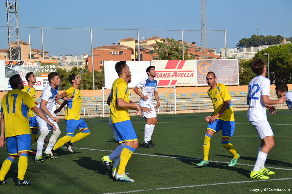 delanteros dianenses en el area del llosa