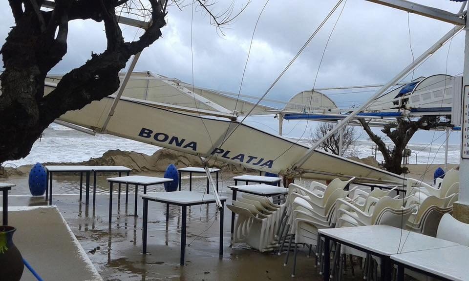 destrozos del temporal en el restaurante bona platja