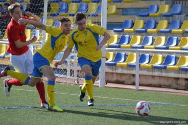 dos dianenses pugnando por el balon