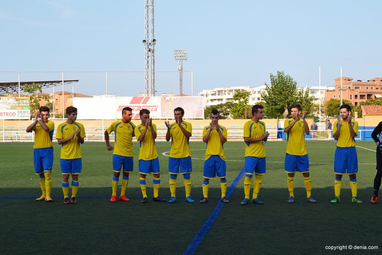 CD Dénia Youth saluting before a game