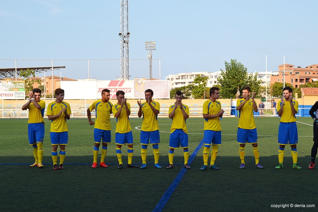 el cd denia juvenil saludando antes de un partido
