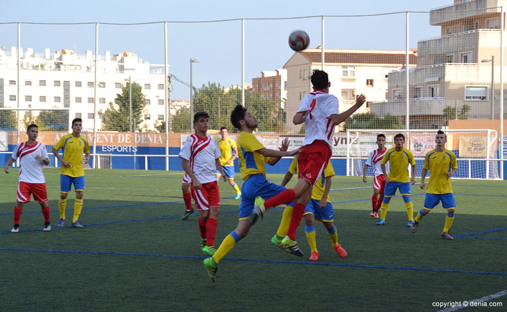 el dianense moreno disputando un balon