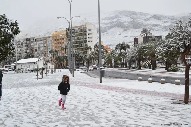 Estampa de Dénia tras la intensa nevada caída a primera hora de la mañana 32 el montgo nevado desde el puerto