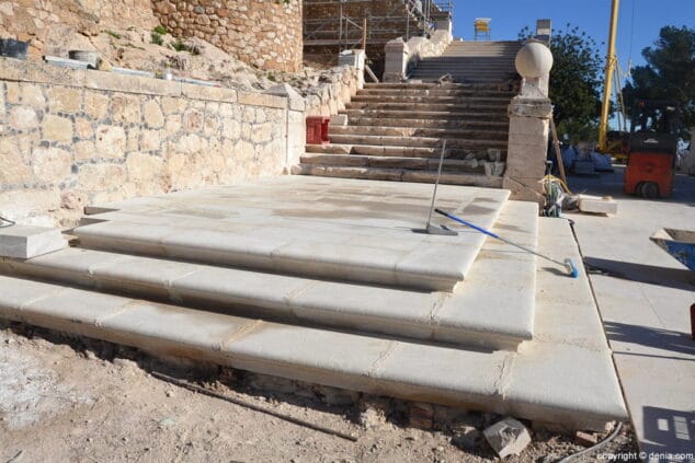 escalera del castillo de denia revestida