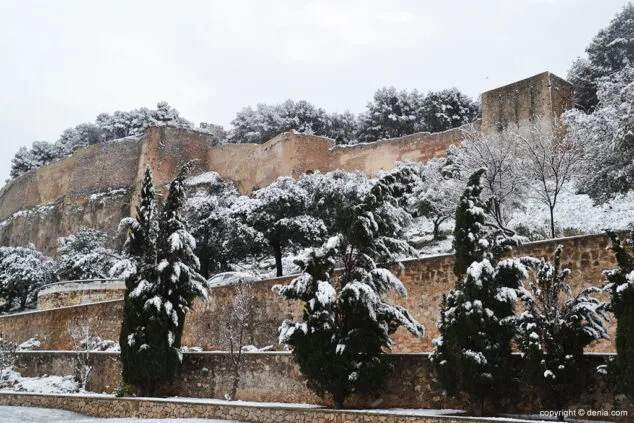 Estampa de Dénia tras la intensa nevada caída a primera hora de la mañana 2 estampa del castillo nevado