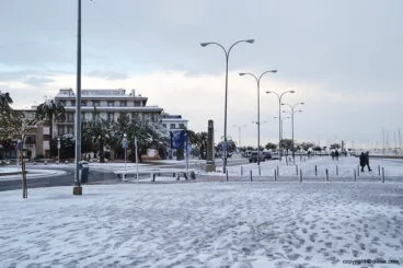 Fachada portuaria con nieve