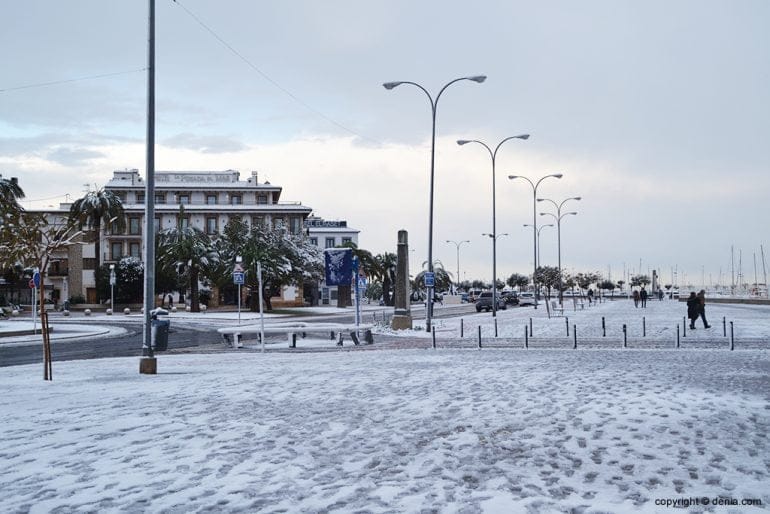 Fachada portuaria con nieve