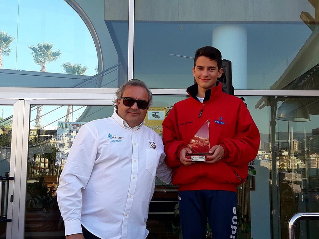 gabriel gonzalez recibiendo su trofeo