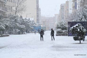 gente disfrutando de la nieve en calle la via