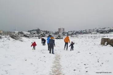 Gente jugando con la nieve