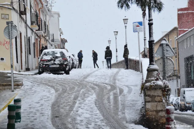 Estampa de Dénia tras la intensa nevada caída a primera hora de la mañana 43 gente jugando con la nieve en fora mur