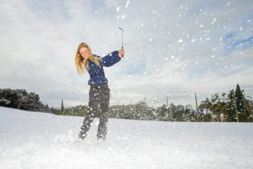 golfista jugando con la nieve