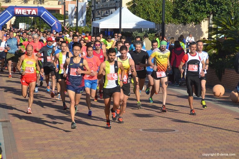 Grupo cabecero en el inicio de la carrera