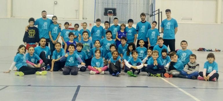 Grupo de alumnos del VII Campus de Nadal del Dénia Básquet