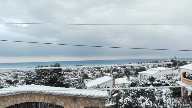 Estampa de Dénia tras la intensa nevada caída a primera hora de la mañana 88 horizonte nevado en denia