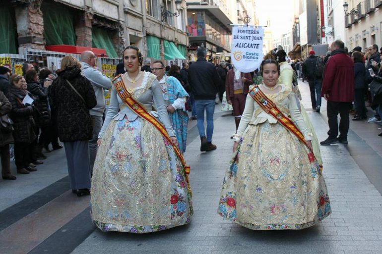 Inés Alacreu y Mar Roselló durante el desfile