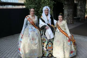 Inés y Mar con la Reina de Fogueres de Alicante