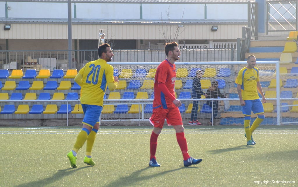 El CD Dénia venció a la UD Canals en un partido de poco fútbol (1-0) 2 javi junto a un defensor de la ud canals
