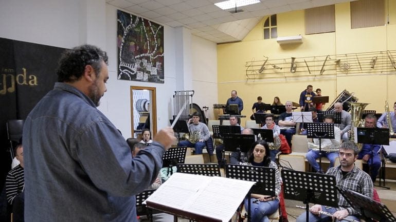 Josep Pastor dirige a la Banda Deénia