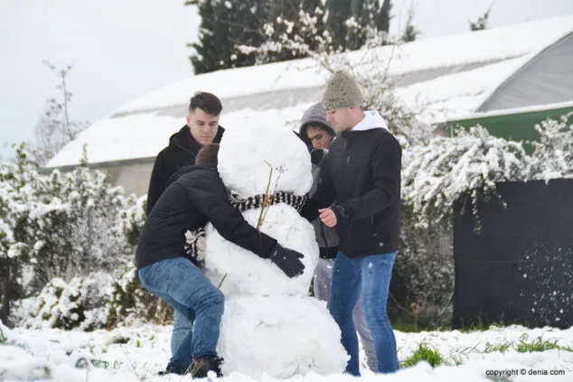 Estampa de Dénia tras la intensa nevada caída a primera hora de la mañana 47 jovenes haciendo muneco de nieve