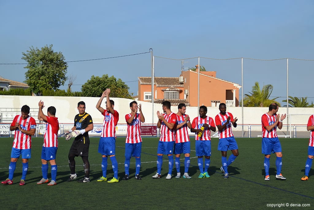 El CD Dénia sin Cristian ni Álex Gayá necesita doblegar a la UD Canals 2 jugadores del cd javea saludando antes de un partido