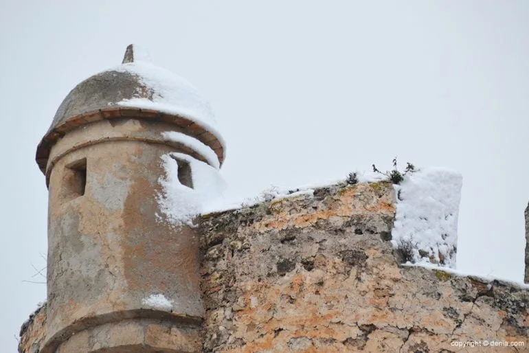 La nieve en la almena del castillo