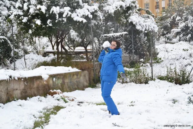 Estampa de Dénia tras la intensa nevada caída a primera hora de la mañana 49 lanzando bolas de nieve
