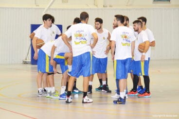 los jugadores del denia basquet calentando