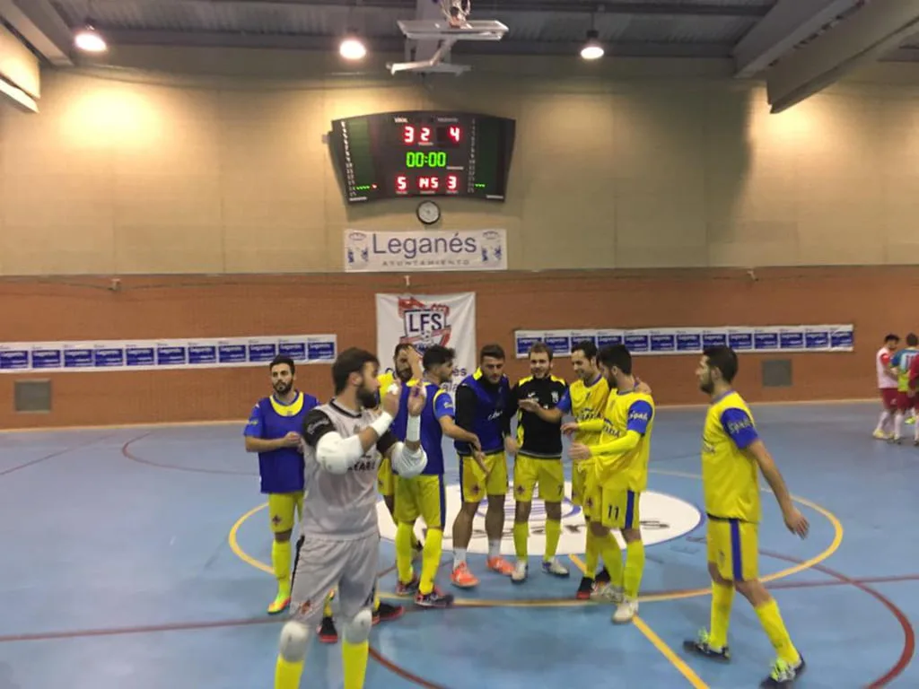 El Dénia Futsal se coloca cuarto con su triunfo en Leganés por 3 a 4 1 los jugadores del denia futsal tras ganar al leganes fs
