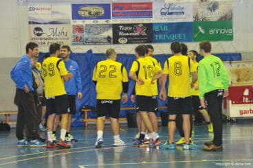 los jugadores del garbi denia en un tiempo muerto