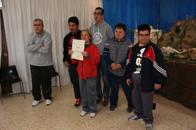 Los usuarios de APROSDECO en la exposición de belenes