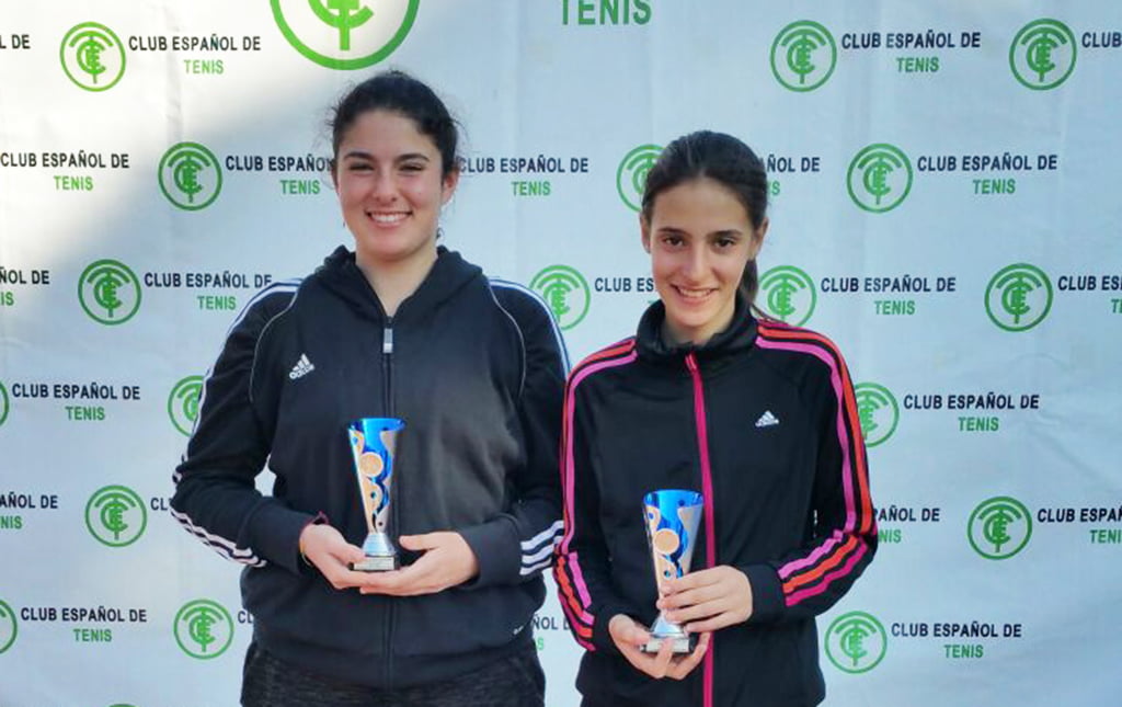 Lucía Molines y Neus Ramos con sus trofeos