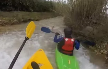 maquet descendiendo el rio girona en kayak