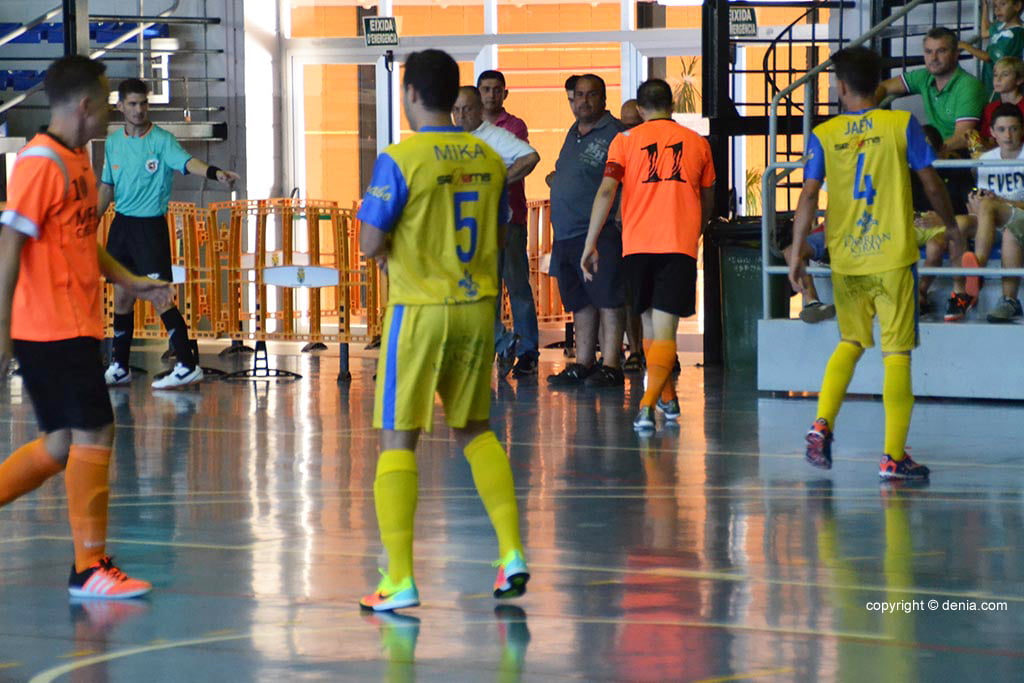 Mika y Jaén jugadores dianenses durante un partido