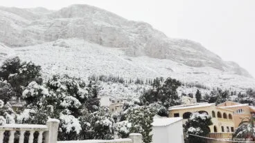Montgó cubierto de nieve