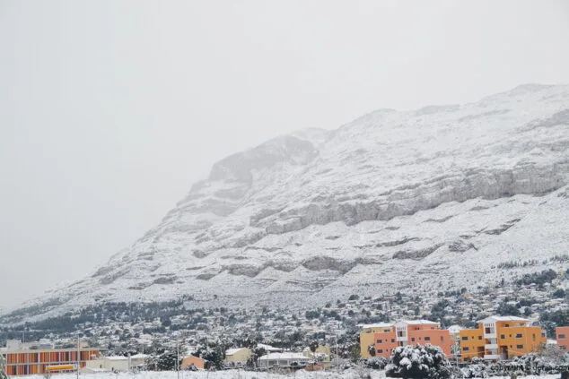 Estampa de Dénia tras la intensa nevada caída a primera hora de la mañana 51 montgo nevado