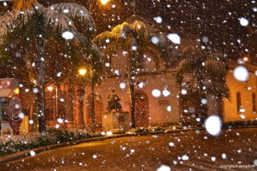 Monumento al motorista cubierto nieve