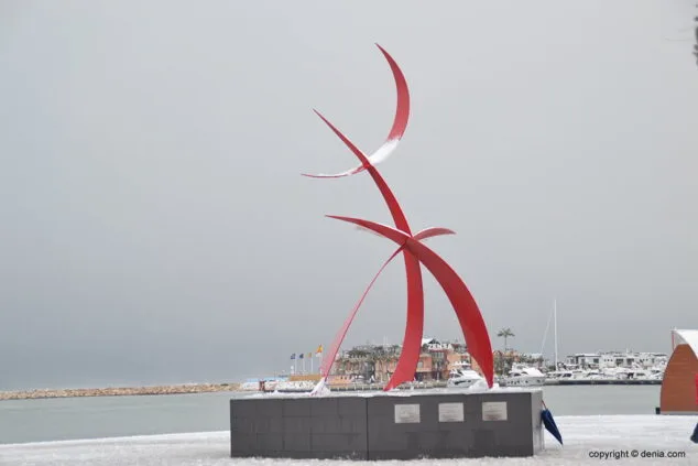 Estampa de Dénia tras la intensa nevada caída a primera hora de la mañana 53 monumento al vent en el puerto nevado