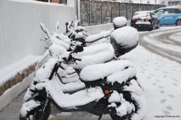 Motocicletas llenas de nieve