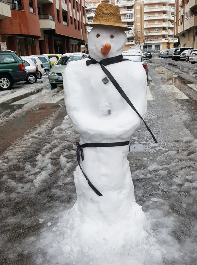 Estampa de Dénia tras la intensa nevada caída a primera hora de la mañana 102 muneco de nieve