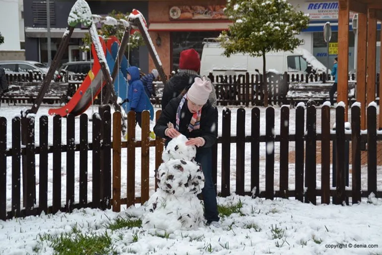 Muñeco de nieve en el parque infantil