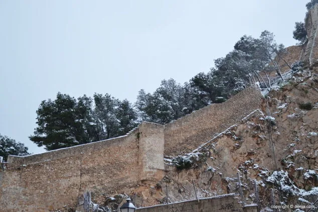 Estampa de Dénia tras la intensa nevada caída a primera hora de la mañana 56 muralla cubierta de nieve