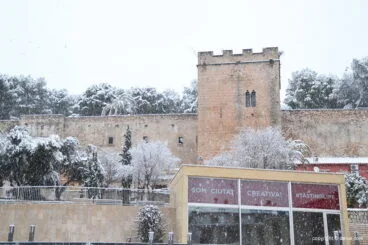 Muralla del castillo con nieve