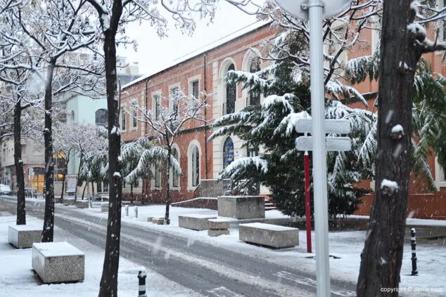 Estampa de Dénia tras la intensa nevada caída a primera hora de la mañana 59 museo del joguet nevado