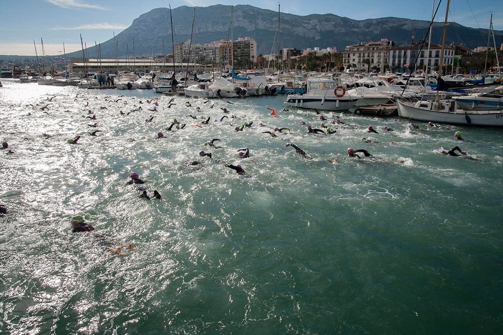 Más de 225 nadadores tomarán parte en la 'II Travesía de invierno a nado del puerto de Dénia' 2 nadadores en el puerto de denia