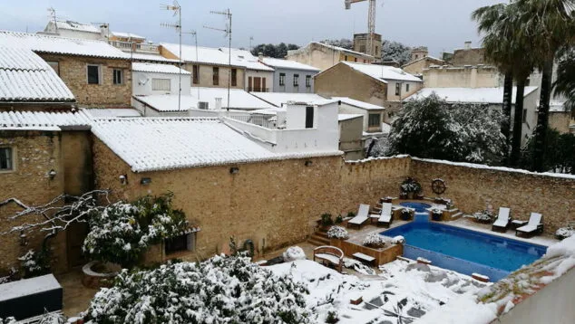 Estampa de Dénia tras la intensa nevada caída a primera hora de la mañana 98 nieve en el centro de denia